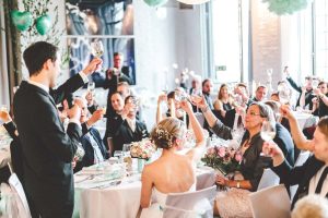 Brautpaar feiert Hochzeit in Köln